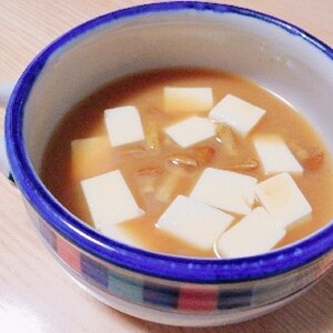 豆腐となめこの味噌汁